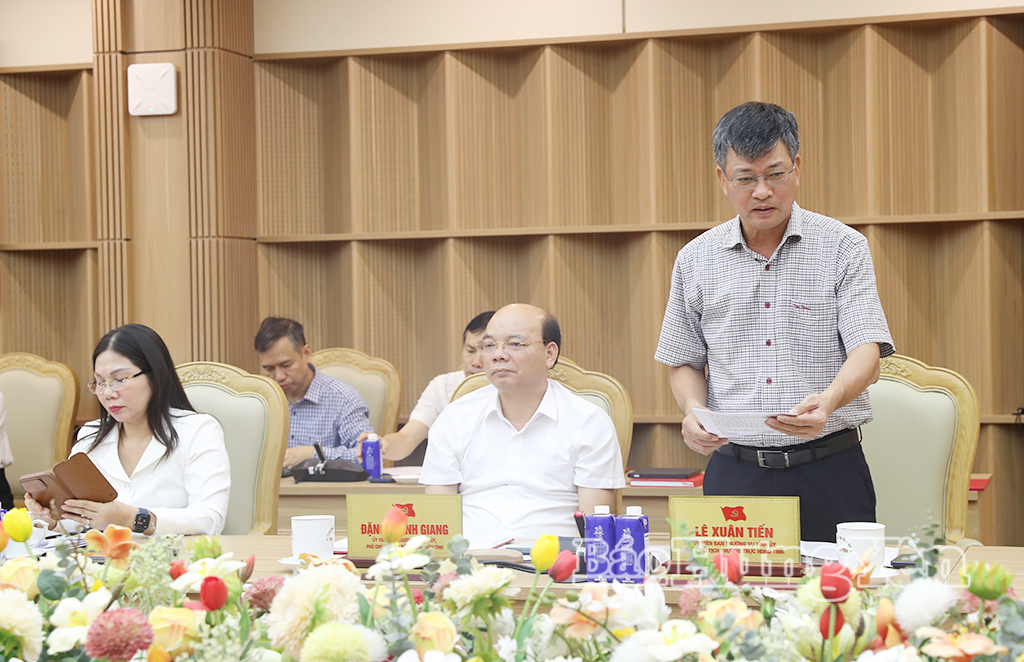 Đồng chí Lê Xuân Tiến, Ủy viên Ban Thường vụ Tỉnh ủy, Phó Chủ tịch Thường trực HĐND tỉnh trình bày báo cáo nội dung tại hội nghị.