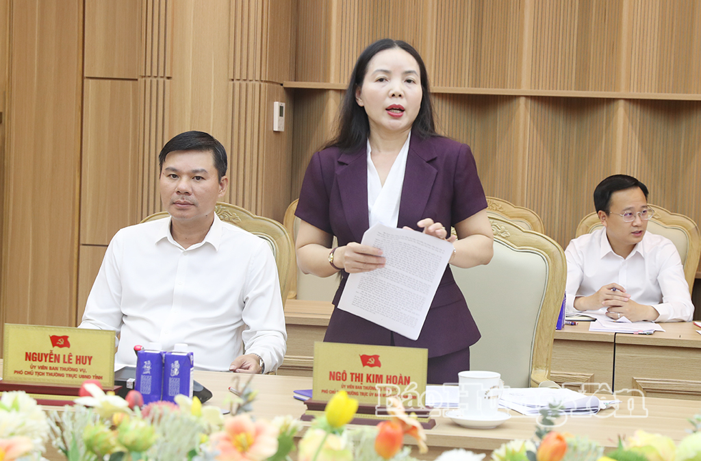 Đồng chí Ngô Thị Kim Hoàn, Ủy viên Ban Thường vụ Tỉnh ủy, Phó Chủ tịch Thường trực Ủy ban MTTQ Việt Nam tỉnh trình bày báo cáo tại hội nghị.