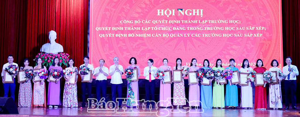 Đồng chí Giám đốc Sở Giáo dục và Đào tạo cùng lãnh đạo xã Vũ Thư biểu dương, tri ân đội ngũ viên chức quản lý các đơn vị sự nghiệp giáo dục trên địa bàn.