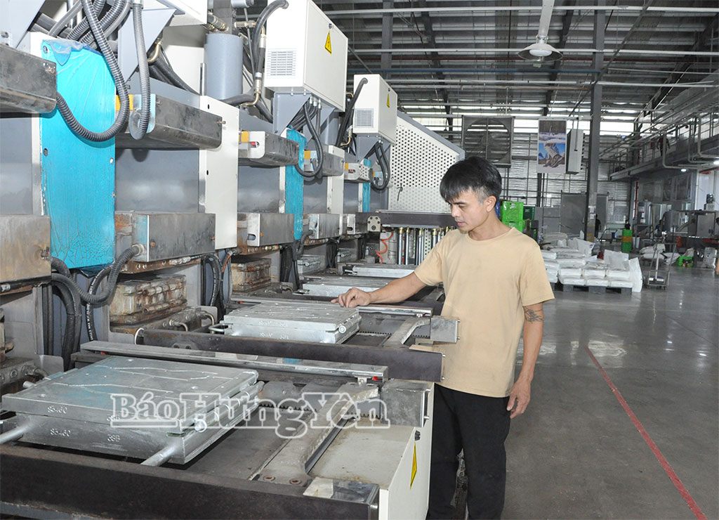 Anh Trần Khắc Hưng, Công ty TNHH Tiên Phong Thái Bình (xã Lê Quý Đôn) có nhiều sáng kiến cải tiến kỹ thuật được doanh nghiệp biểu dương, khen thưởng.