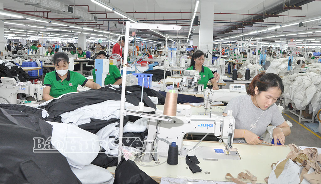 Người lao động Công ty cổ phần may và dịch vụ xuất nhập khẩu Hưng Long I (xã Việt Tiến) thi đua lao động sản xuất, phấn đấu hoàn thành vượt kế hoạch năm 2026.