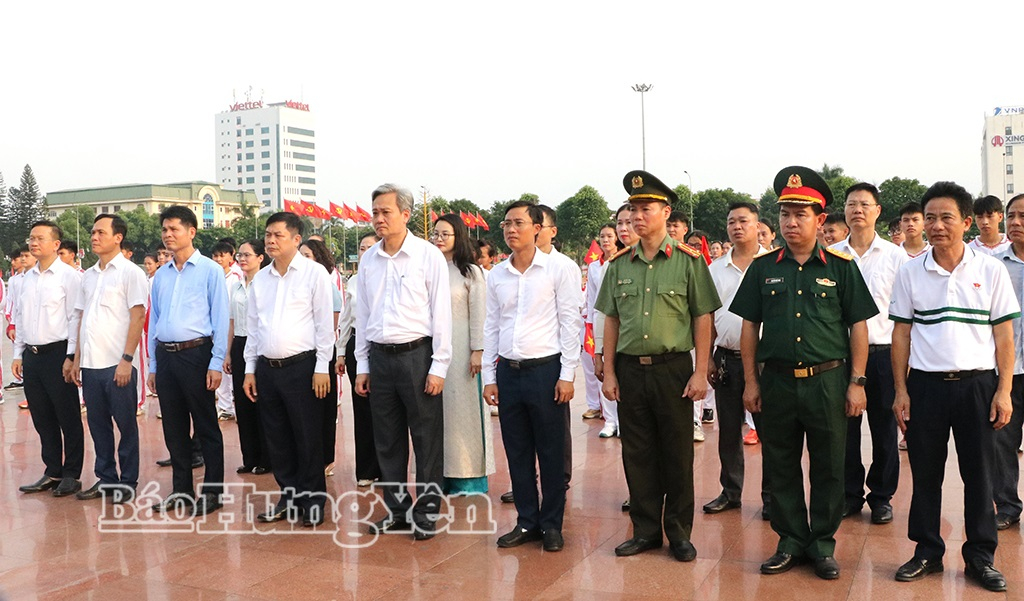 Các đại biểu bày tỏ lòng thành kính, tri ân công ơn Tổng Bí thư Nguyễn Văn Linh.
