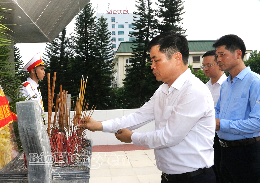 Đồng chí Phó Chủ tịch UBND tỉnh Phạm Văn Nghiêm cùng các đại biểu thành kính dâng hương tri ân các anh hùng liệt sĩ.