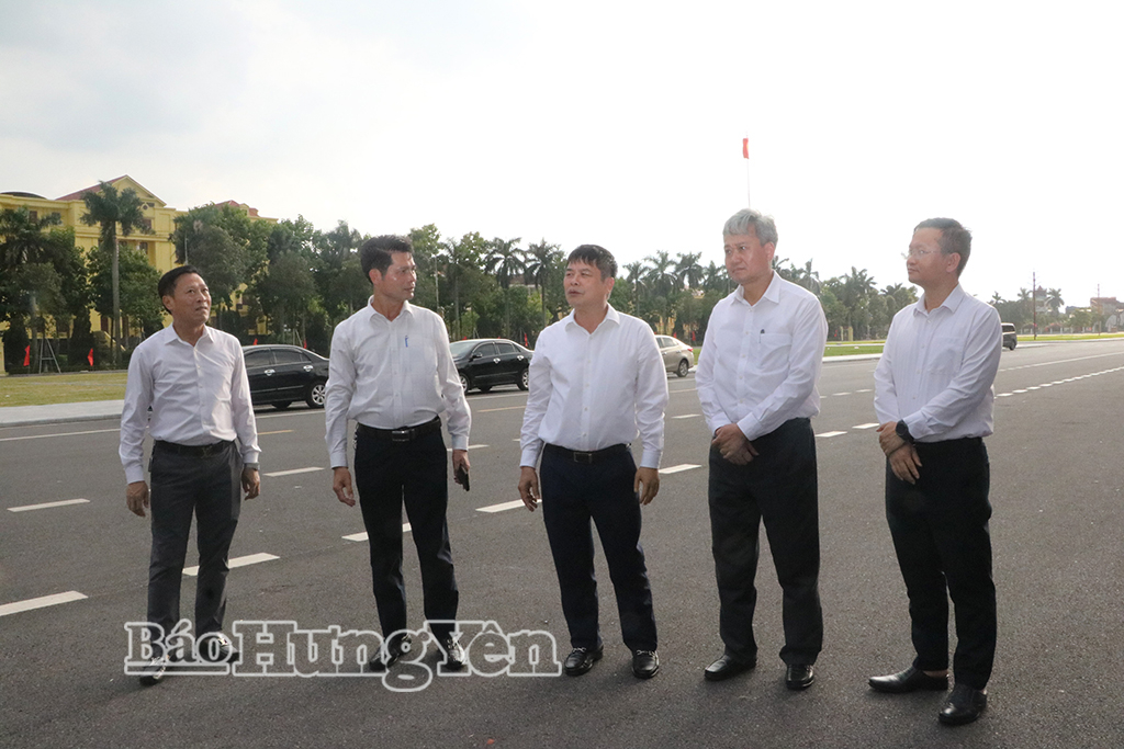 Đồng chí Phạm Văn Nghiêm, Phó Chủ tịch UBND tỉnh kiểm tra công tác chuẩn bị lễ khai mạc Đại hội TDTT tỉnh Hưng Yên lần thứ X.