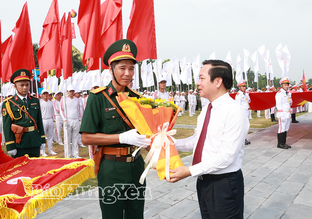 Đồng chí Phạm Quang Ngọc, Ủy viên Ban Chấp hành Trung ương Đảng, Bí thư Tỉnh ủy tặng hoa cho đại diện khối diễu hành tại Đại hội. 