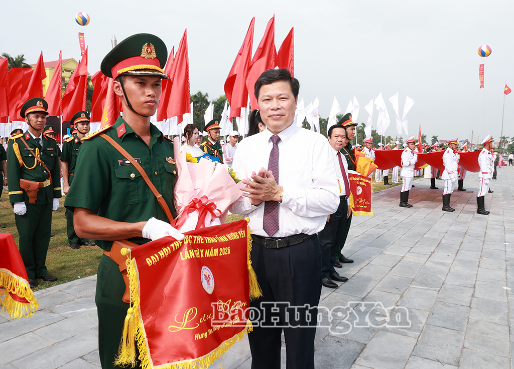 Đồng chí Trần Quốc Toản, Phó Bí thư Thường trực Tỉnh ủy, Chủ tịch Ủy ban MTTQ Việt Nam tỉnh tặng cờ lưu niệm cho đại diện các đoàn tham gia Đại hội.
