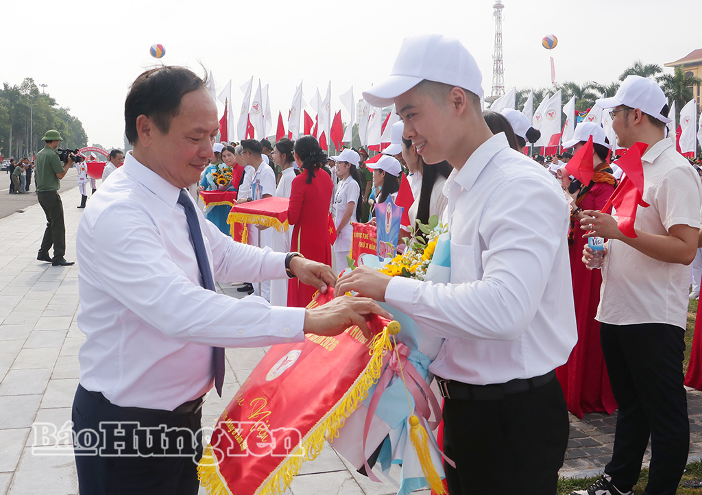 Đồng chí Trần Quốc Văn, Phó Bí thư Tỉnh ủy, Chủ tịch HĐND tỉnh tặng cờ lưu niệm cho đại diện các đoàn tham gia Đại hội. 