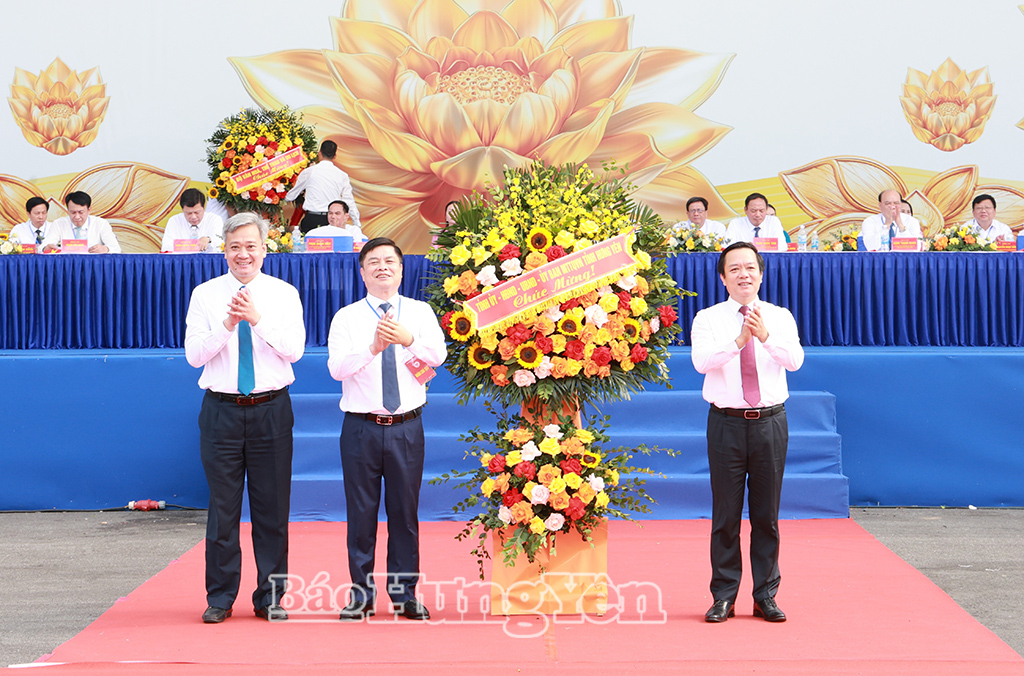  Đồng chí Phạm Quang Ngọc, Ủy viên Ban Chấp hành Trung ương Đảng, Bí thư Tỉnh ủy tặng hoa chúc mừng Đại hội. 