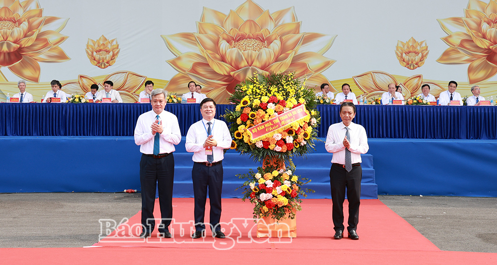 Đồng chí Hoàng Đạo Cương, Thứ trưởng Bộ Văn hóa, Thể thao và Du lịch tặng cờ lưu niệm các đoàn tham gia Đại hội. 
