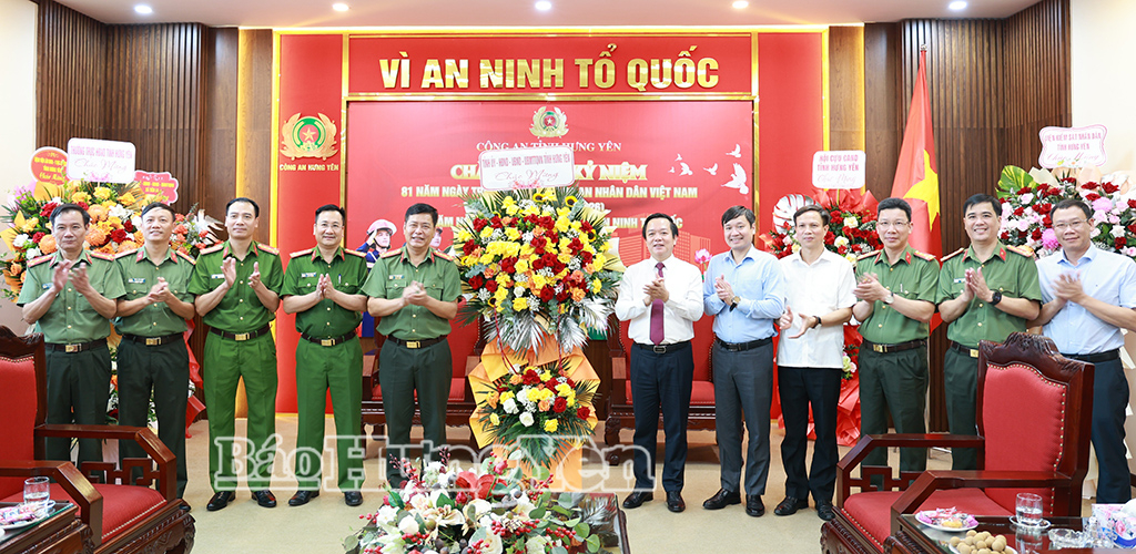 Đồng chí Phạm Quang Ngọc, Ủy viên Ban Chấp hành Trung ương Đảng, Bí thư Tỉnh ủy tặng hoa chúc mừng cán bộ, chiến sĩ Công an tỉnh.