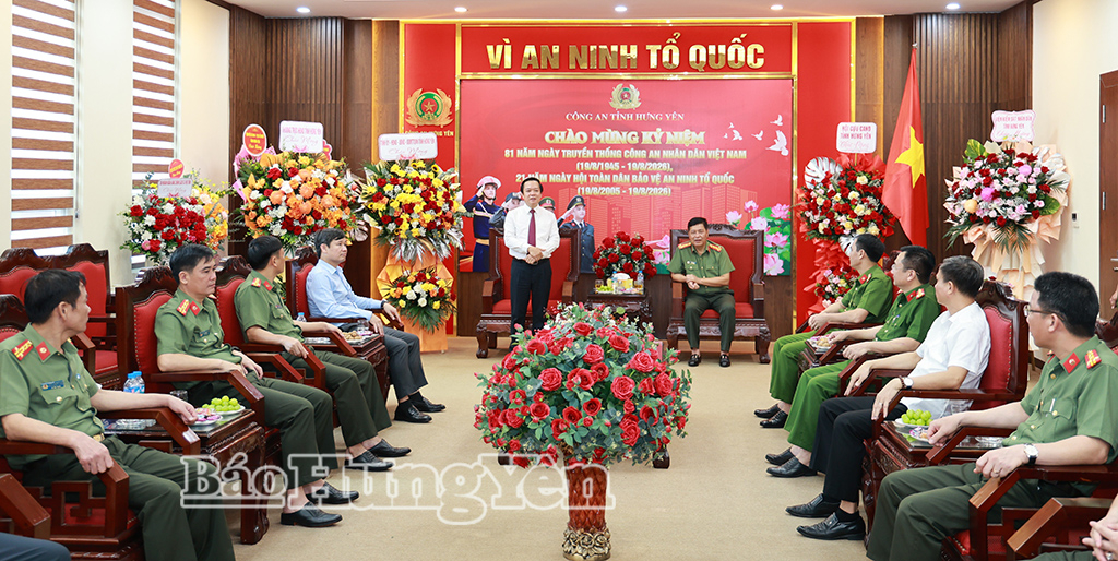 Đồng chí Bí thư Tỉnh ủy phát biểu chúc mừng cán bộ, chiến sĩ Công an tỉnh.