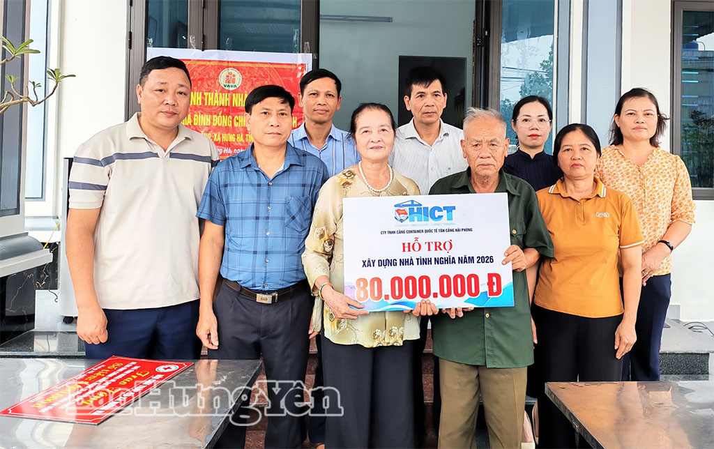 Hội Nạn nhân chất độc da cam/dioxin tỉnh và xã Hưng Hà trao kinh phí hỗ trợ gia đình ông Vũ Đức Thạch, ở thôn An Đồng.