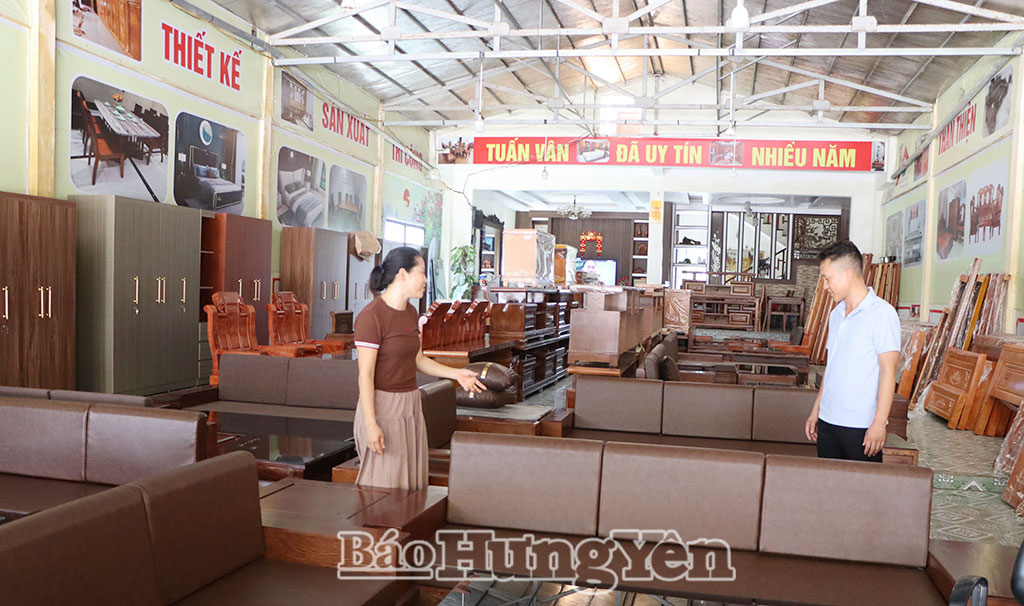  Cửa hàng trưng bày và kinh doanh đồ gỗ Tuấn Vân tại thôn Trà Hương.