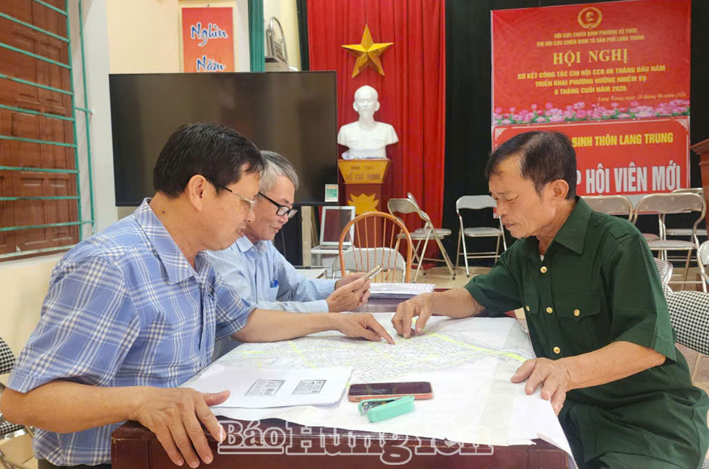 Cán bộ tổ dân phố số 9, phường Vũ Phúc hỗ trợ người dân xác định vị trí thửa đất để cập nhật dữ liệu về đất đai.