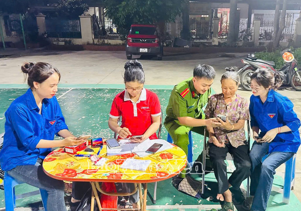  Cán bộ, chiến sĩ công an và đoàn viên, thanh niên phường Vũ Phúc hỗ trợ người dân l người dân lààm t m tàài khoản đ i khoản địịnh danh đi nh danh điệện t n tửử mức 2.