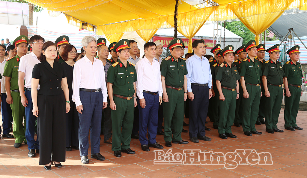 Các đồng chí lãnh đạo Quân khu 3, lãnh đạo tỉnh và đại biểu dâng hương tưởng niệm các anh hùng liệt sĩ tại Nghĩa trang liệt sĩ cụm xã Tiên La.