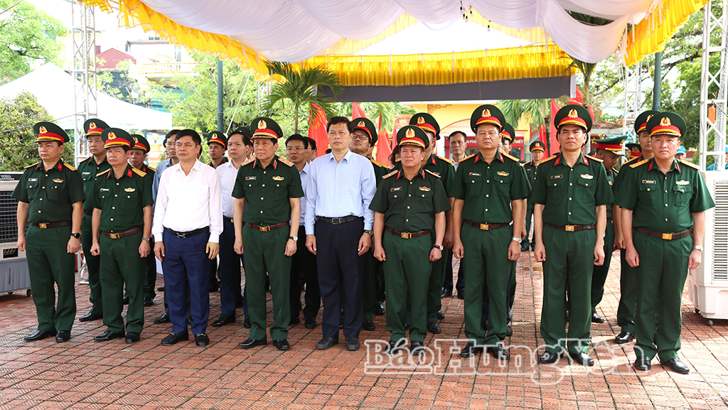Các đồng chí lãnh đạo Quân khu 3, lãnh đạo tỉnh và đại biểu dâng hương tưởng niệm các anh hùng liệt sĩ tại Nghĩa trang liệt sĩ phường Trần Lãm.