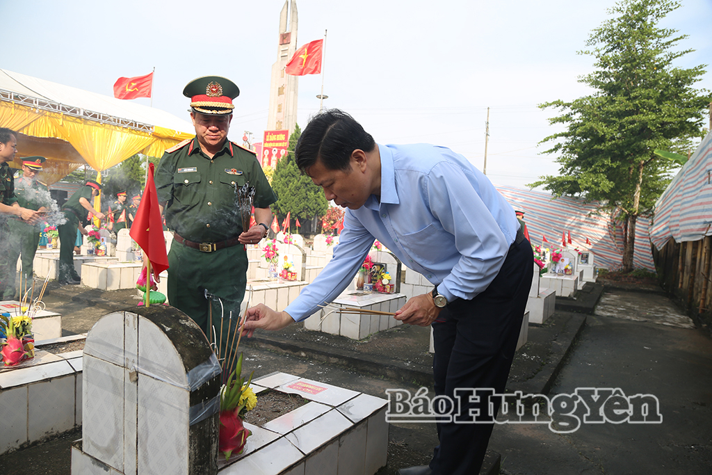 Đồng chí Trần Quốc Toản, Phó Bí thư Thường trực Tỉnh ủy, Chủ tịch Ủy ban MTTQ Việt Nam tỉnh thắp hương tại các phần mộ liệt sĩ.