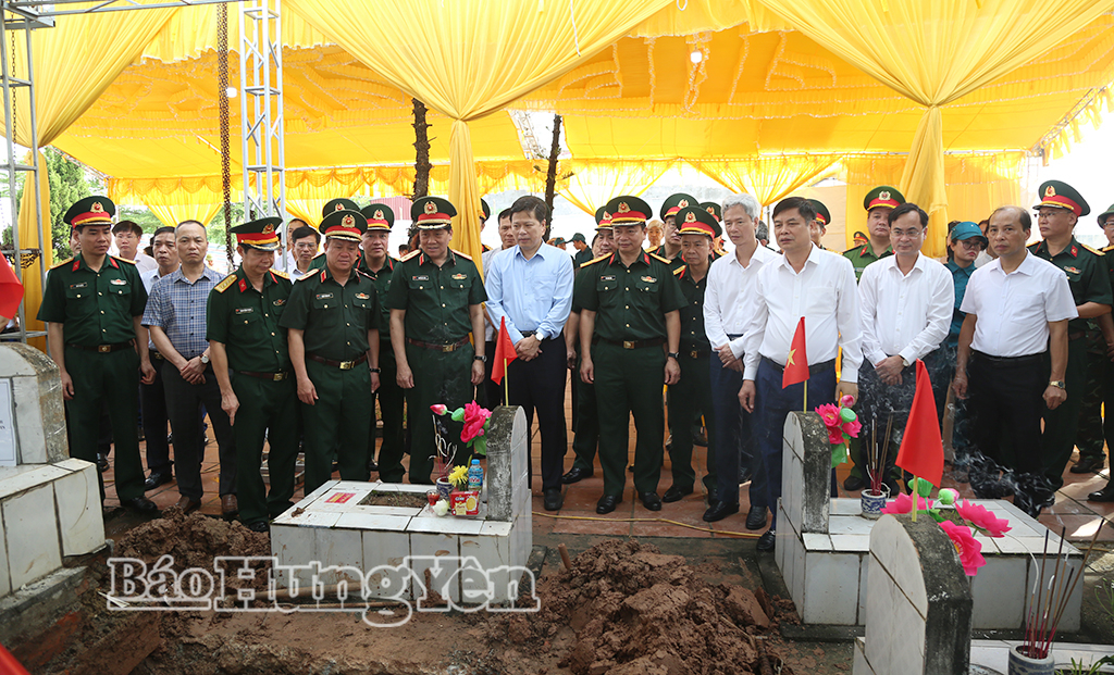 Các đồng chí lãnh đạo Quân khu 3, lãnh đạo tỉnh Hưng Yên và các đại biểu kiểm tra công tác cất bốc phần mộ liệt sĩ chưa xác định danh tính tại Nghĩa trang liệt sĩ cụm xã Tiên La.