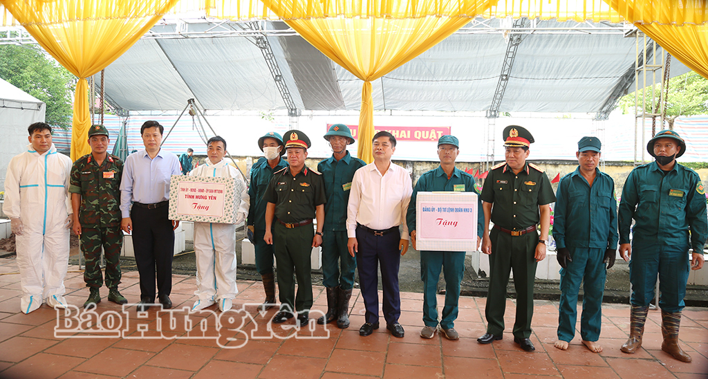 Các đồng chí lãnh đạo Quân khu 3, lãnh đạo tỉnh Hưng Yên tặng quà động viên các lực lượng làm nhiệm vụ tìm kiếm, quy tập và xác định danh tính hài cốt liệt sĩ tại Nghĩa trang liệt sĩ cụm xã Tiên La.