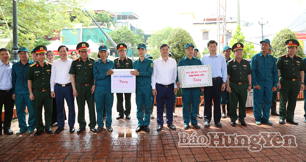 Các đồng chí lãnh đạo Quân khu 3, lãnh đạo tỉnh Hưng Yên tặng quà động viên các lực lượng làm nhiệm vụ tìm kiếm, quy tập và xác định danh tính hài cốt liệt sĩ tại Nghĩa trang liệt sĩ phường Trần Lãm.