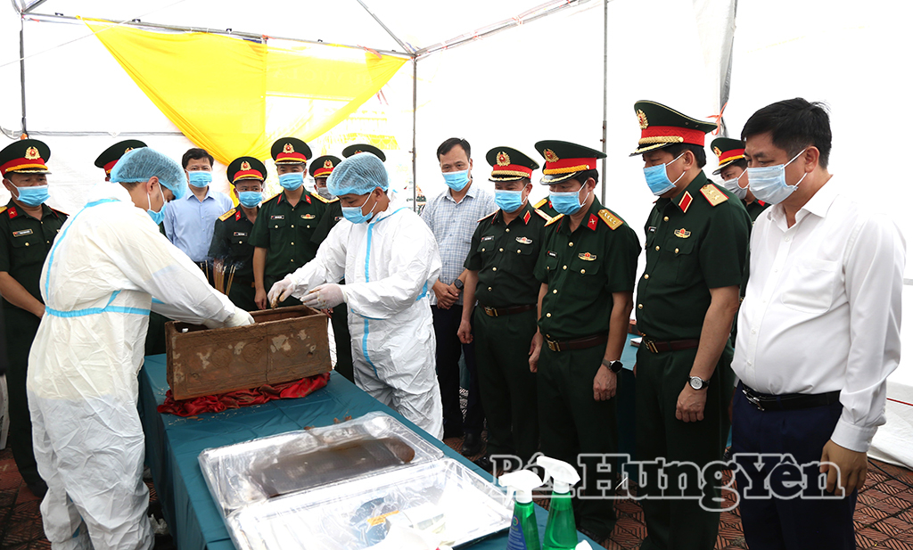 Các đồng chí lãnh đạo Quân khu 3, lãnh đạo tỉnh Hưng Yên và đại biểu kiểm tra công tác cất bốc phần mộ liệt sĩ chưa xác định danh tính tại Nghĩa trang liệt sĩ phường Trần Lãm.