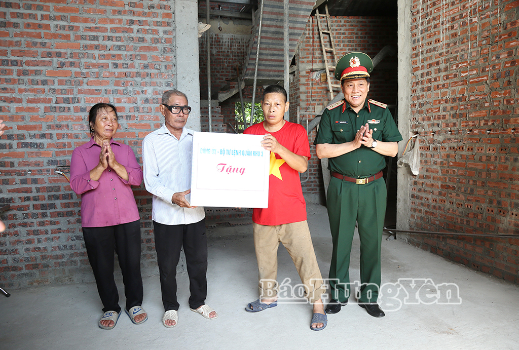 Trung tướng Nguyễn Đức Hưng, Ủy viên Ban Chấp hành Trung ương Đảng, Chính ủy Quân khu 3 tặng quà động viên gia đình hoạt động kháng chiến bị nhiễm chất độc hóa học được hỗ trợ xóa nhà tạm, nhà dột nát thôn Quỳnh Xá, xã Quỳnh An.