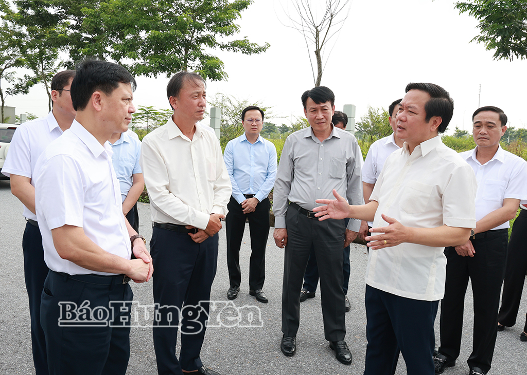 Đồng chí Phạm Quang Ngọc, Ủy viên Ban Chấp hành Trung ương Đảng, Bí thư Tỉnh ủy cùng Đoàn công tác kiểm tra thực địa tại làng nghề tái chế nhựa Minh Khai (xã Như Quỳnh).