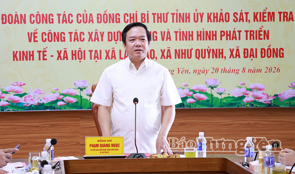Đồng chí Phạm Quang Ngọc, Ủy viên Ban Chấp hành Trung ương Đảng, Bí thư Tỉnh ủy phát biểu tại buổi làm việc với lãnh đạo các xã: Lạc Đạo, Đại Đồng, Như Quỳnh.