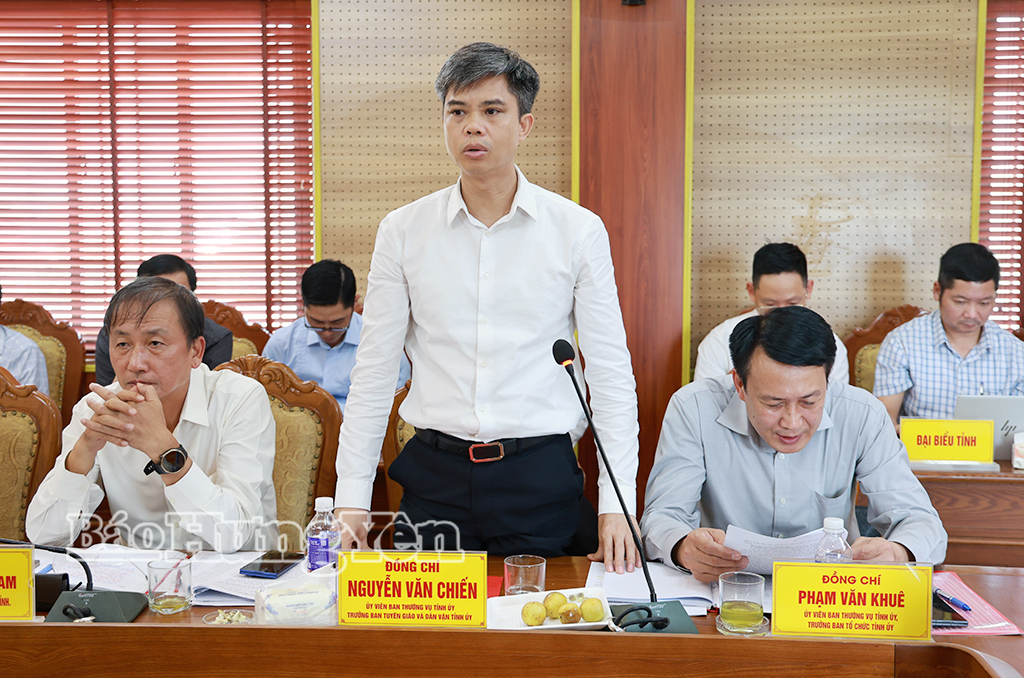 Đồng chí Nguyễn Văn Chiến, Ủy viên Ban Thường vụ Tỉnh ủy, Trưởng ban Tuyên giáo và Dân vận Tỉnh ủy phát biểu tại buổi làm việc.