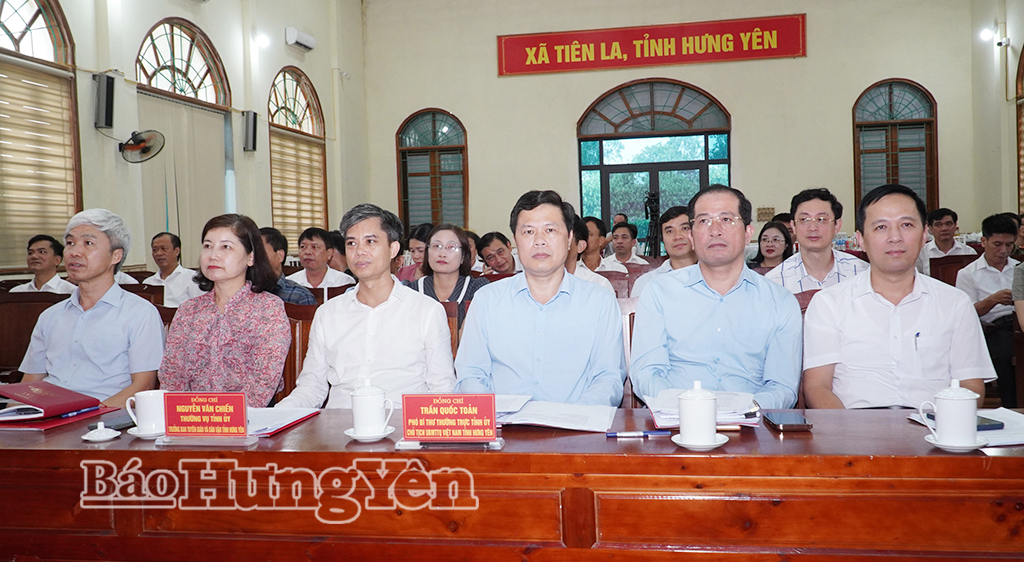 Các đồng chí: Trần Quốc Toản, Phó Bí thư Thường trực Tỉnh ủy, Chủ tịch Ủy ban MTTQ Việt Nam tỉnh; Nguyễn Văn Chiến, Ủy viên Ban Thường vụ, Trưởng ban Dân vận và Tuyên giáo Tỉnh ủy cùng các đại biểu dự hội nghị.