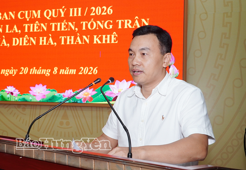 Lãnh đạo Đảng ủy xã Hưng Hà báo cáo các nội dung tại hội nghị.