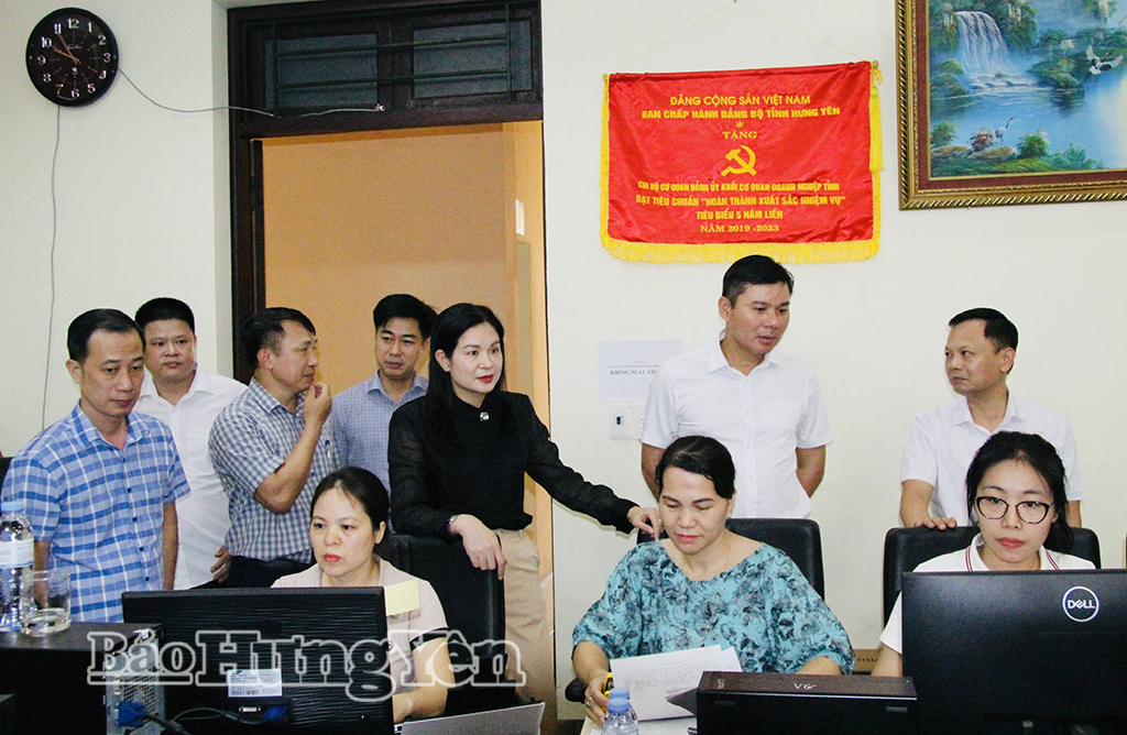 Đồng chí Nguyễn Lê Huy, Ủy viên Ban Thường vụ Tỉnh ủy, Phó Chủ tịch Thường trực UBND tỉnh và đoàn công tác kiểm tra các cơ sở nhà, đất dôi dư tại phường Phố Hiến.