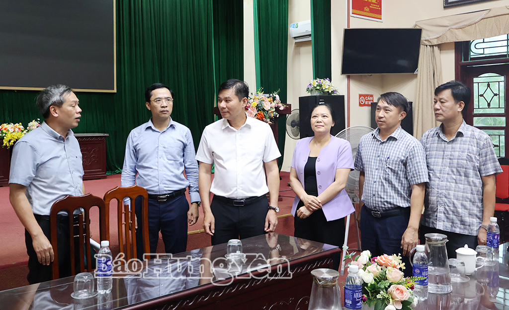 Đồng chí Nguyễn Lê Huy, Ủy viên Ban Thường vụ Tỉnh ủy, Phó Chủ tịch Thường trực UBND tỉnh và đoàn công tác kỹkiểm tra các cơ sở nhà, đất dôi dư tại xã Vũ Thư.