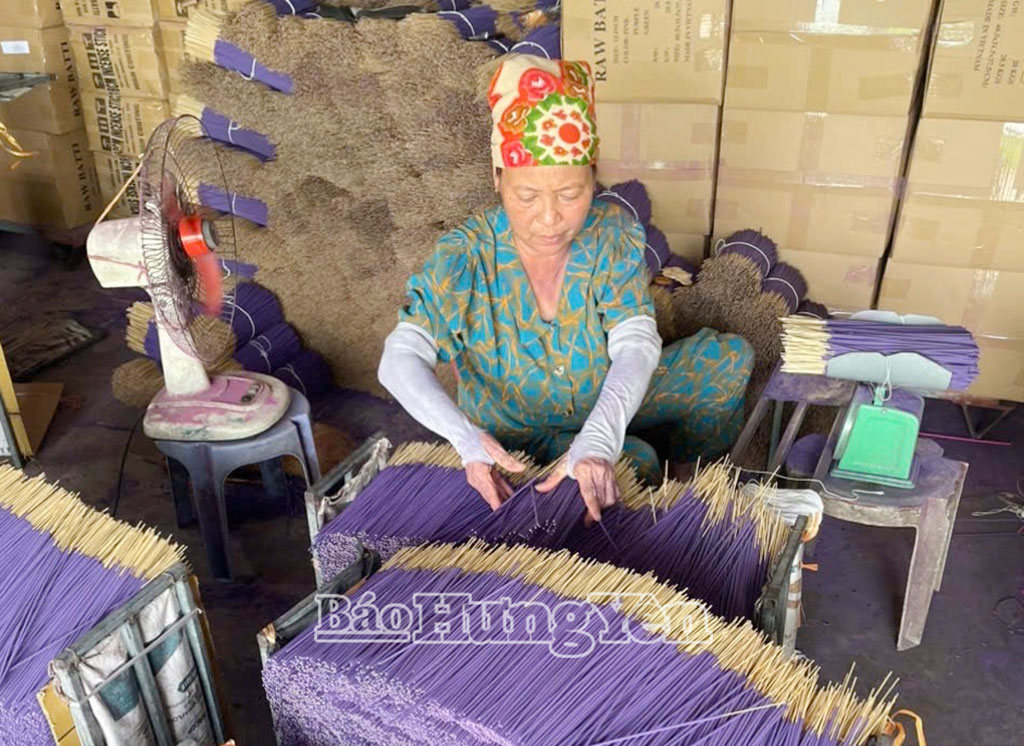 Cơ sở sản xuất của chị Nguyễn Thị Mây, thôn Quán La sản xuất hương xuất khẩu sang Ấn Độ.