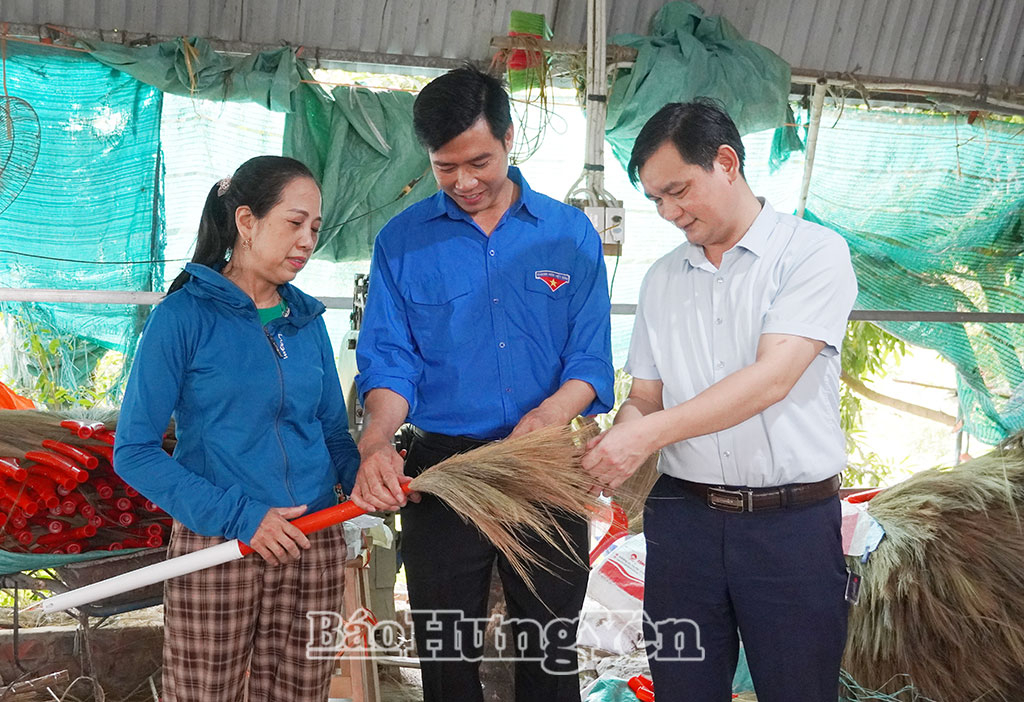 Cơ sở sản xuất chổi chít của chị Nguyễn Thị Mai, thôn Khả, xã Diên Hà mỗi tháng cung ứng ra thị trường 6.000 - 7.000 sản phẩm.