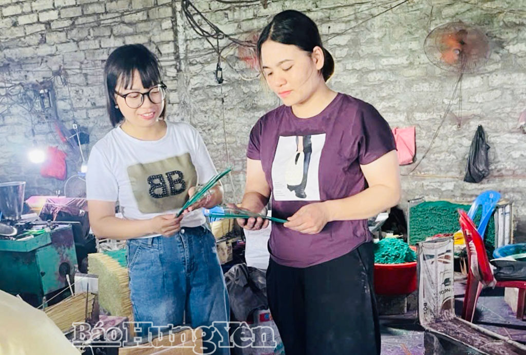 Chị Nguyễn Thị Mây, thôn Quán La, xã Diên Hà (đứng bên phải) tập trung sản xuất hương xuất khẩu sang Ấn Độ.
