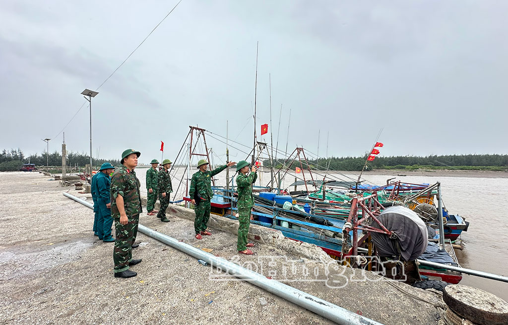 Lực lượng chức năng thực hiện tuần tra, nghiêm cấm tàu thuyền ra khơi tại cảng cá Cửa Lân.