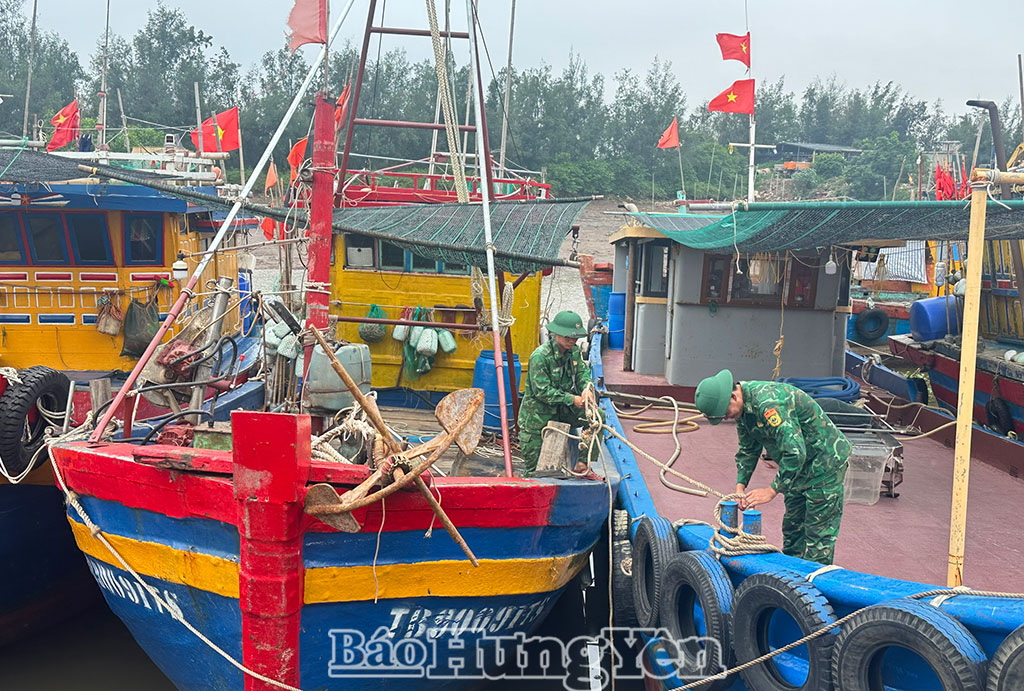 Chiến sĩ Đồn Biên phòng Cửa Lân hỗ trợ ngư dân chằng buộc tàu thuyền tại khu neo đậu tránh trú bão.