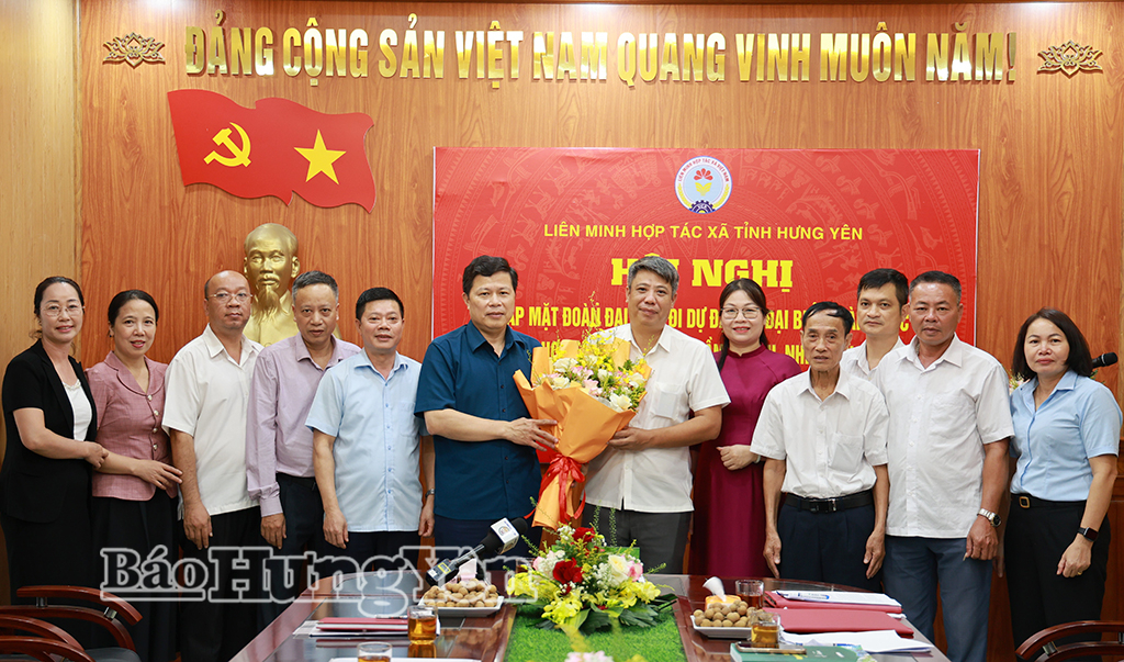 Đồng chí Trần Quốc Toản, Phó Bí thư Thường trực Tỉnh ủy, Chủ tịch Ủy ban MTTQ Việt Nam tỉnh tặng hoa chúc mừng đoàn đại biểu đi dự Đại hội.