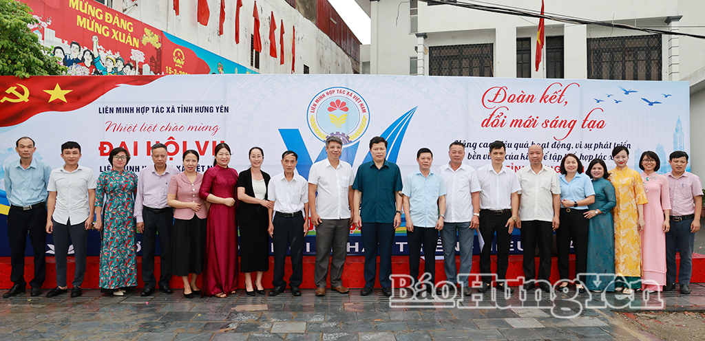 Đồng chí Trần Quốc Toản, Phó Bí thư Thường trực Tỉnh ủy, Chủ tịch Ủy ban MTTQ Việt Nam tỉnh chụp ảnh lưu niệm cùng đoàn đại biểu đi dự Đại hội.
