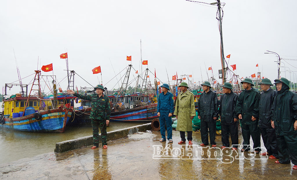 Lãnh đạo xã Thái Thụy kiểm tra công tác phòng, chống bão số 4 tại cảng cá Tân Sơn.