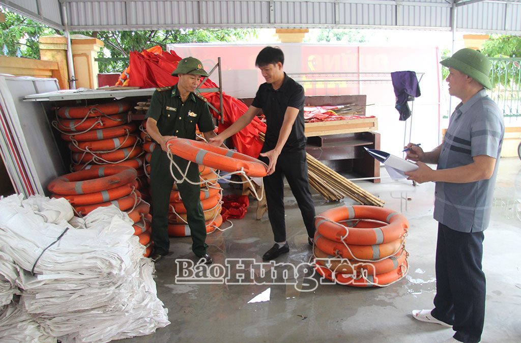 Lực lượng chức năng xã Đồng Châu kiểm tra, bố trí vật tư phòng, chống bão số 4.
