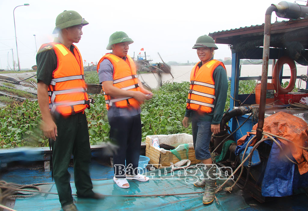 Chính quyền xã Đồng Châu phối hợp với Bộ đội Biên phòng tỉnh kiểm tra khu neo đậu tàu thuyền tránh trú bão số 4 của ngư dân.