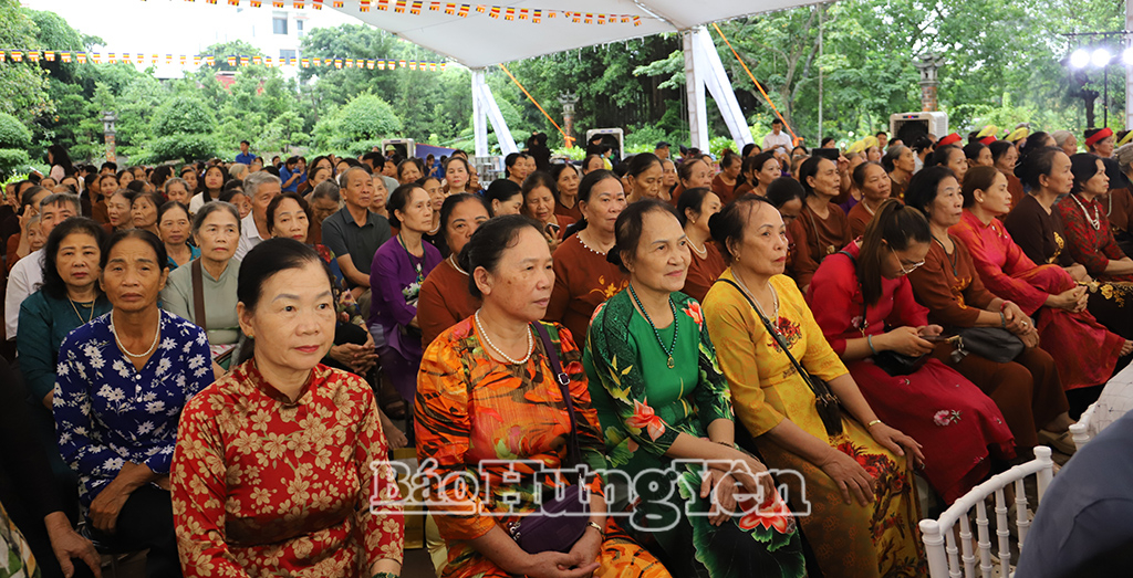 Đông đảo người dân tham dự buổi lễ.