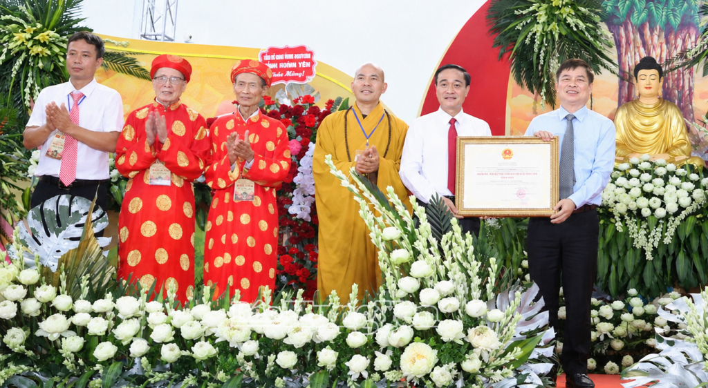 Đồng chí Phạm Văn Nghiêm, Phó Chủ tịch UBND tỉnh trao Quyết định công nhận điểm du lịch: Di tích lịch sử - văn hóa Quốc gia chùa Nôm cho đại diện xã Đại Đồng và chùa Nôm.