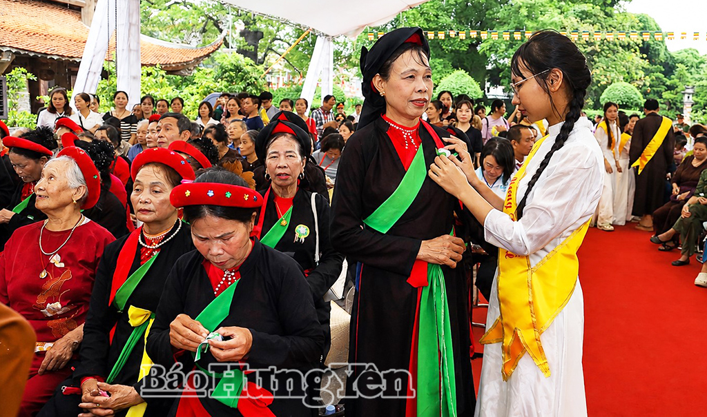 Nghi thức bông hồng cài áo trong Lễ Vu Lan báo hiếu.