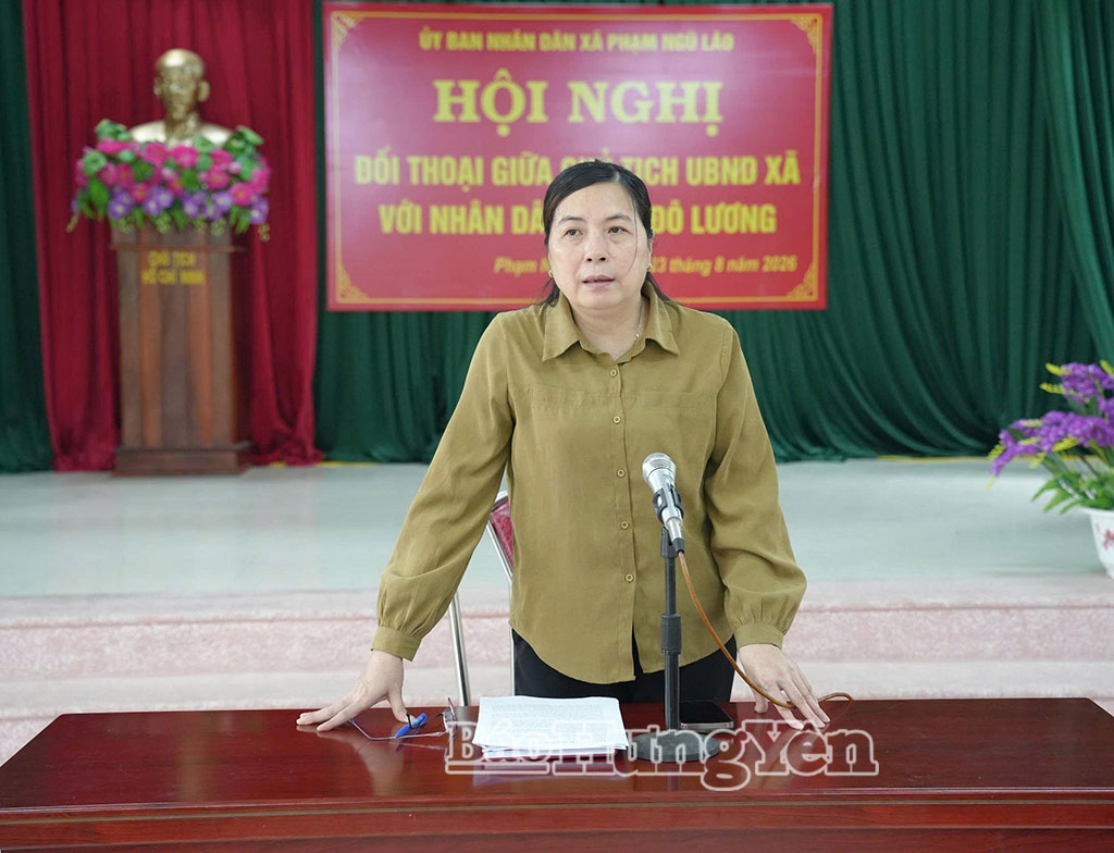 Đồng chí Chủ tịch UBND xã Phạm Ngũ Lão trao đổi với người dân tại hội nghị.