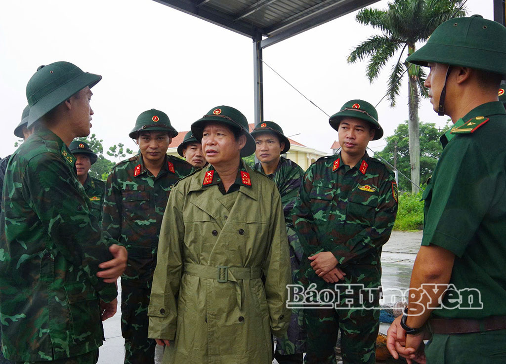 Đồng chí Chỉ huy trưởng Bộ CHQS tỉnh kiểm tra công tác ứng phó với bão tại Hải đội 2 thuộc Ban Chỉ huy bộ đội Biên phòng.