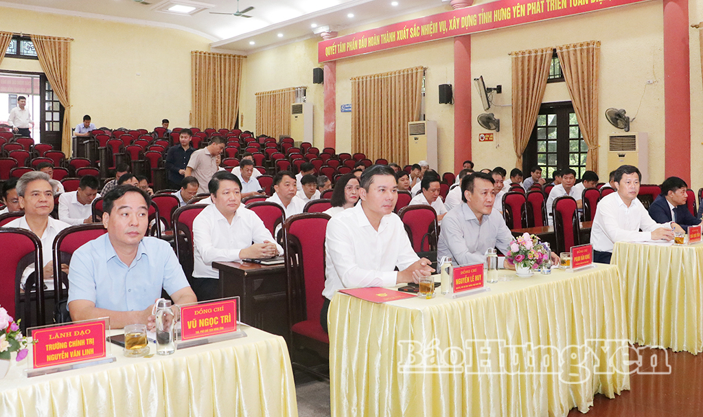 Đồng chí Trần Quốc Toản, Phó Bí thư Thường trực Tỉnh ủy, Chủ tịch Ủy ban MTTQ Việt Nam tỉnh và các đại biểu dự lễ khai giảng.
